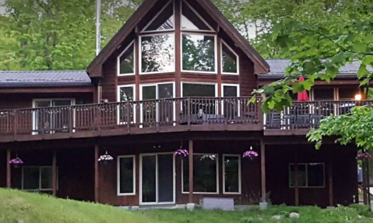 Severn House | HOT TUB-Natural paradise, timber frame, sauna, close to Casino and ski hill.