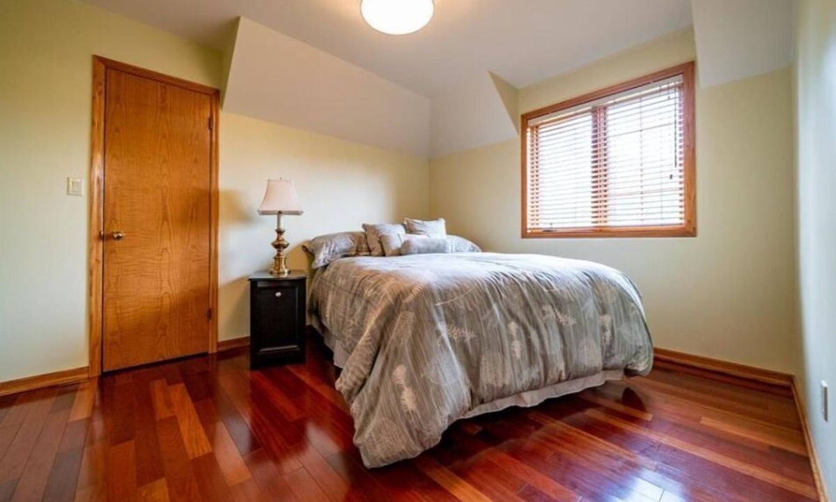 Selkirk House | Huge Gorgeous River View Home In East Selkirk
