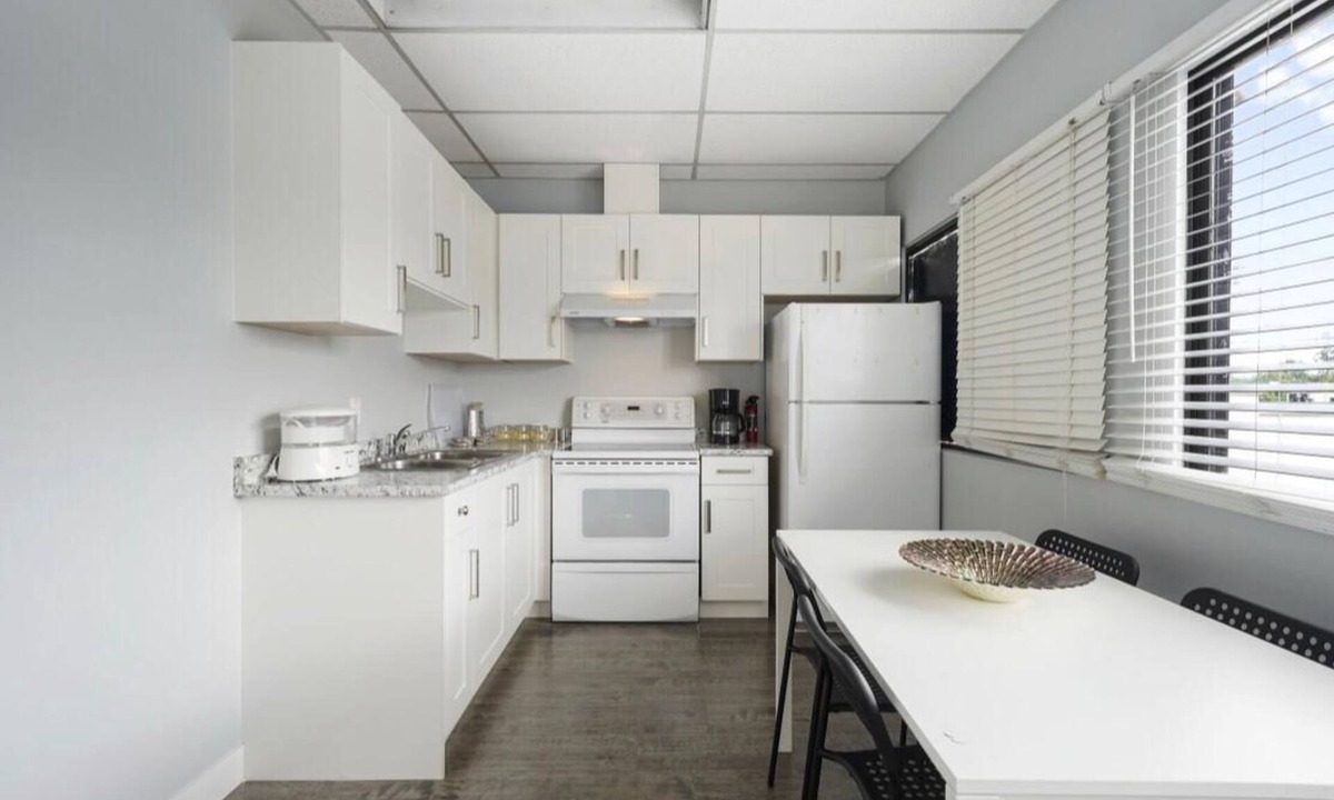 Aldergrove Apartment | IDEAL FOR GROUP STAYS - 3 bedrooms, 3 bathrooms, 2 kitchens