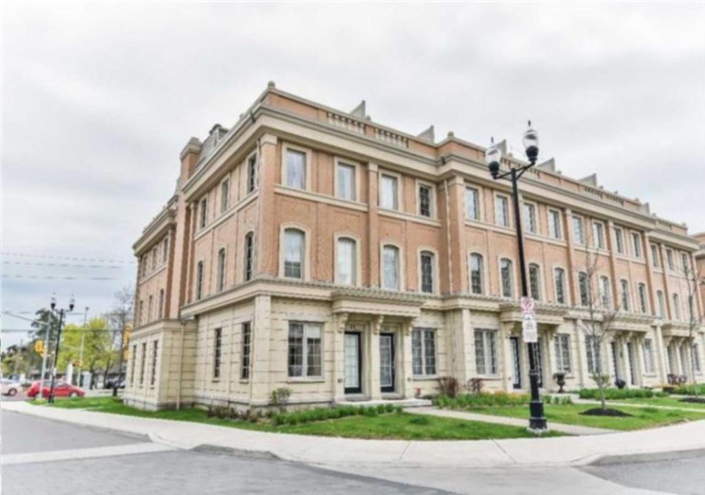 Lawrence Park Villa | Immaculate Executive Townhouse