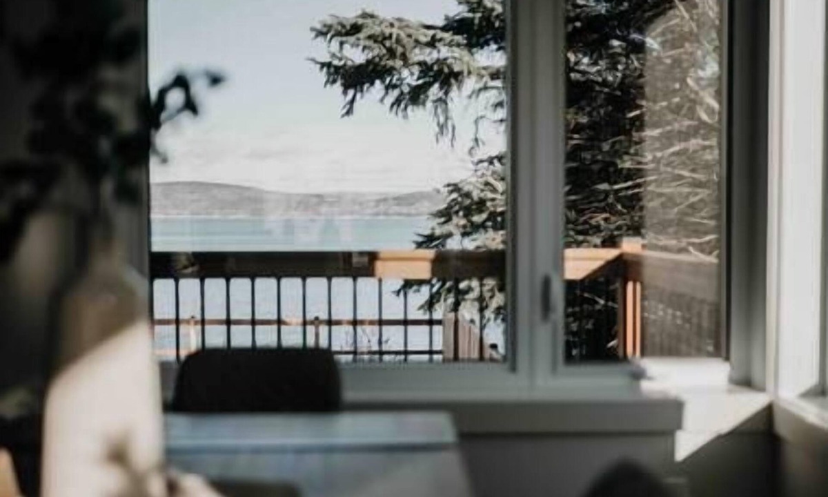 Dalhousie Apartment | Inch Arran Escape - Waterfront, king bed, D/W, Firepit