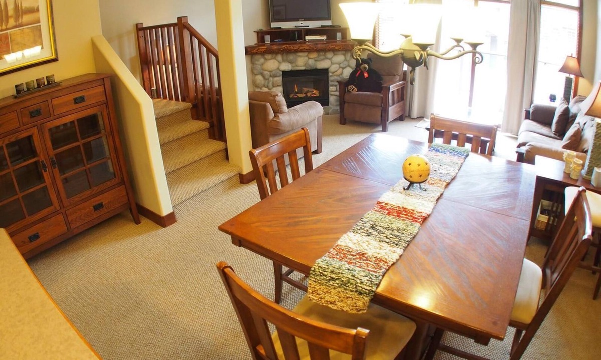 Sun Peaks House | Incredible multi level 2 bedroom + den townhouse, close to ski run