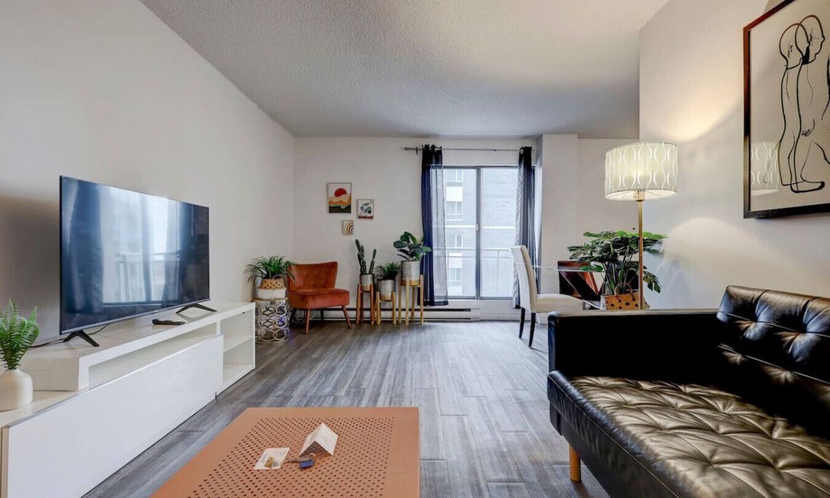 Chinatown Apartment | Inviting 1BR on Rene-Levesque