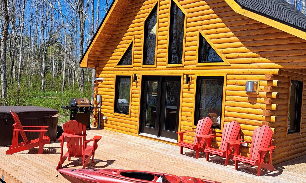 Antigonish County House | Islander Lodge - Lochaber Lake Lodges