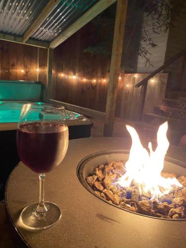 Lewisporte House | Jeans Place A Hot tub Oasis
