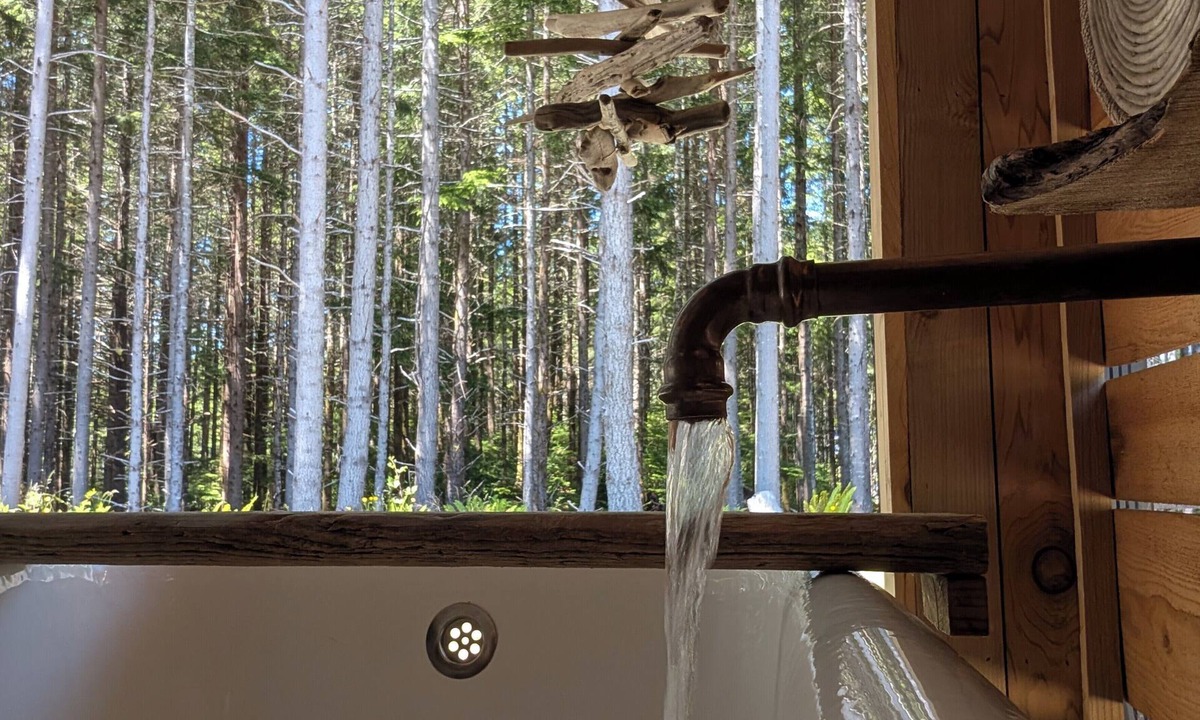 Juan de Fuca Electoral Area Cabin | Jordan River~Pipers Nest~w/ Outdoor Clawfoot Bath Tub and Fire Pit