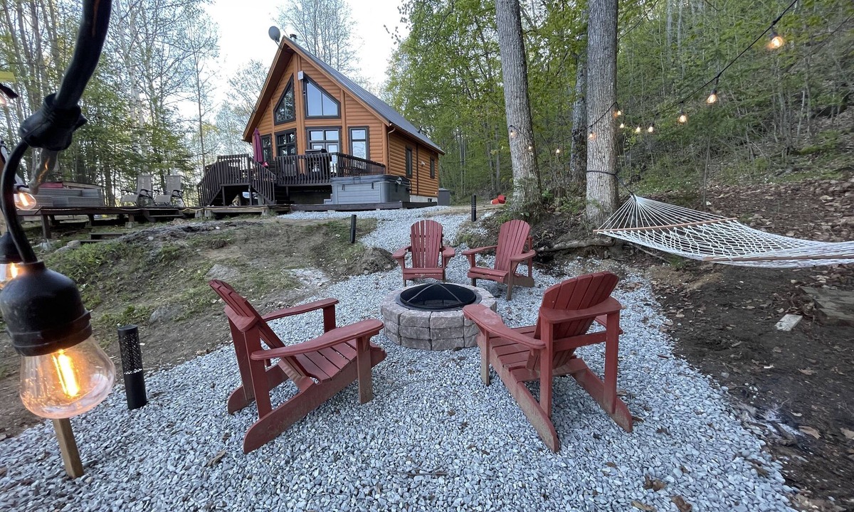 Bowman Ski Chalet | Joy's Chalet - Hottub, Lake, and Cliff