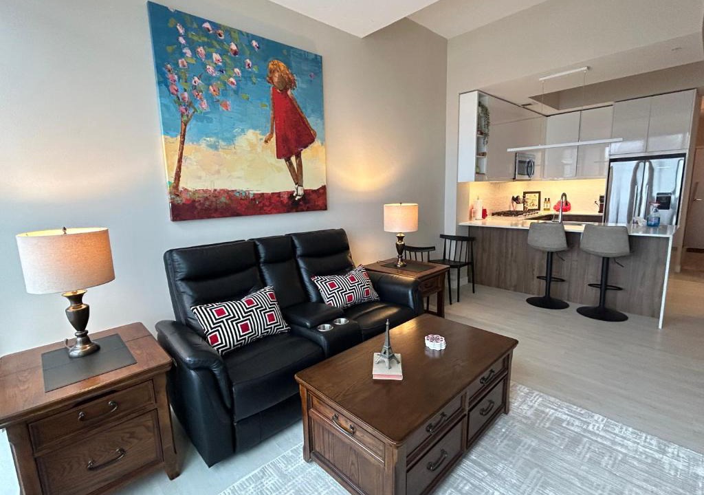 Kensington Apartment | Kensington King Bed, Air Conditioned, Parking, Sunnyside C-Train, Top Property