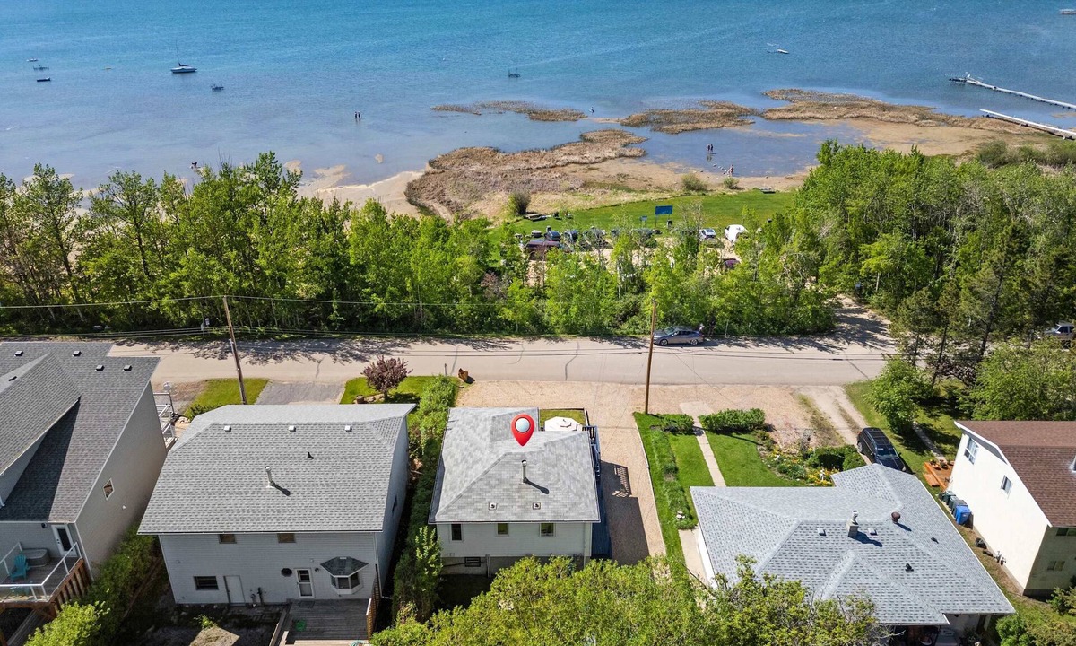 Sylvan Lake House | Kinepik Cottage Sunroom with Beach Access