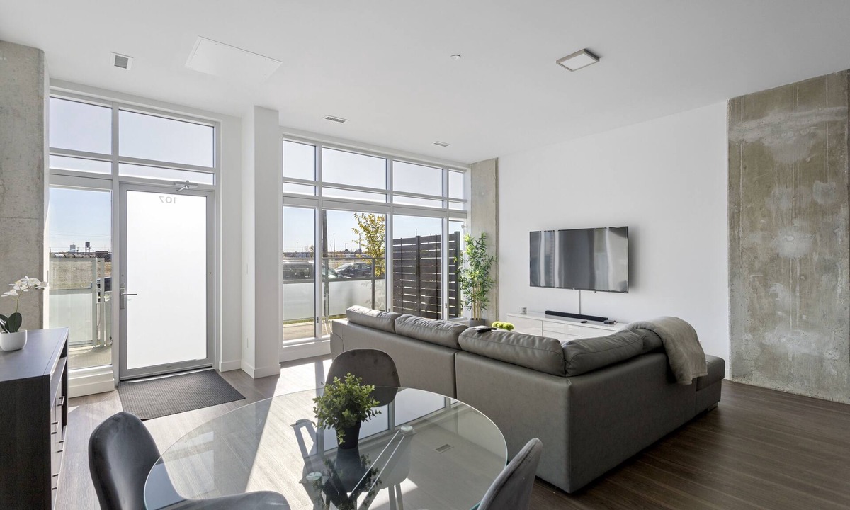 Old Strathcona Condo | King Bed, 10 ft ceiling, 5 mins from downtown