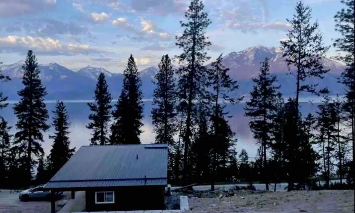 Central Kootenay Cabin | Kootenay Lake & Mountain Luxury Cabin. Stunning Views! Private Beach! Sleeps 2-6