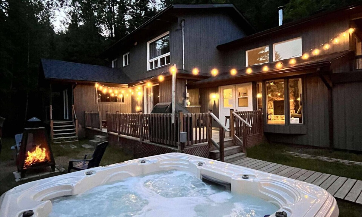 Sainte-Lucie-des-Laurentides House | Lake house, 5BR with sandy beach, SPA and fire place