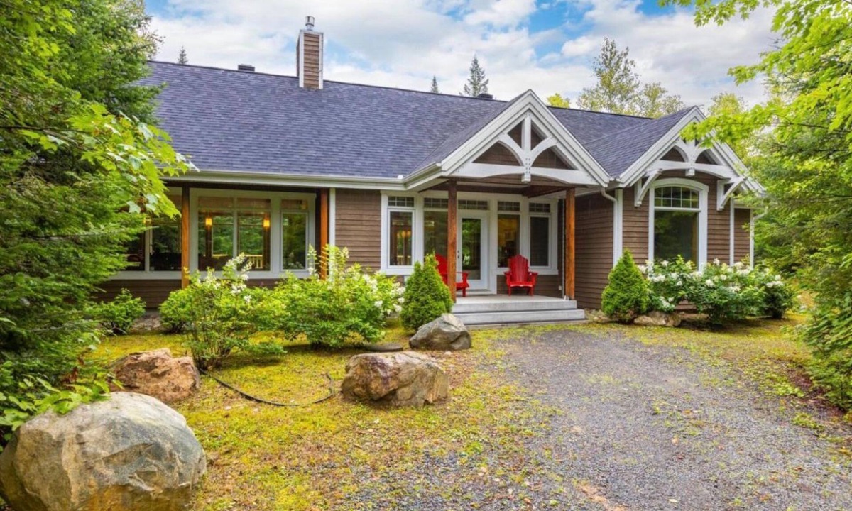 Saint-Didace Ski Chalet | La luz del dia ~ Spa & BBQ ~ Lakeside
