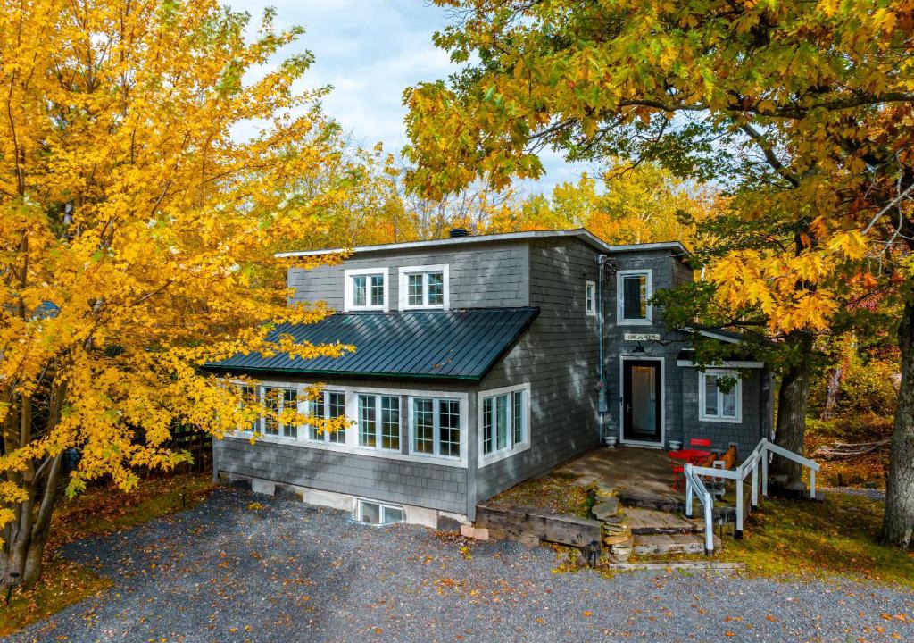 Lac-Brome Villa | lacbrome Chalet lake+Terrasse+BBQ+Hot-tub
