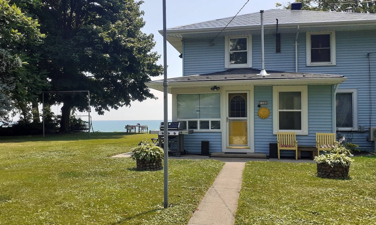 Colchester Cottage | Lake front escape - a quiet lake front cottage with easy access to the beach