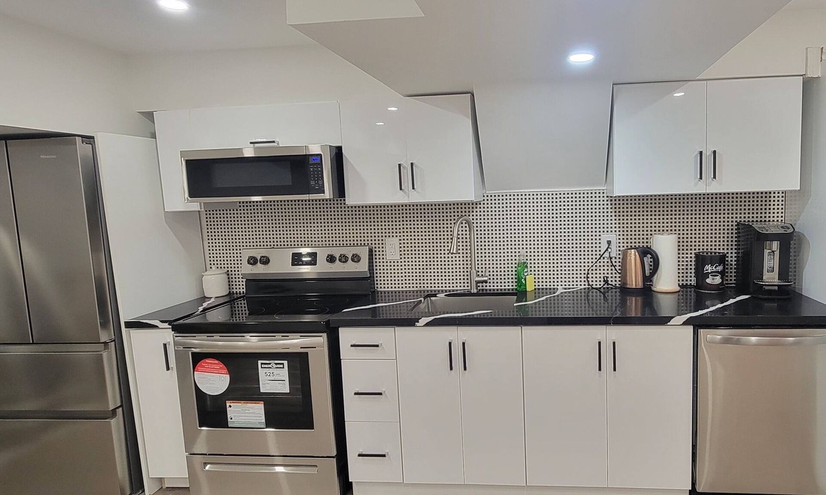 Stoney Creek Apartment | Lake Walk House a 3 Bed 2 Bath Basement Apartment in the Golden Horseshoe