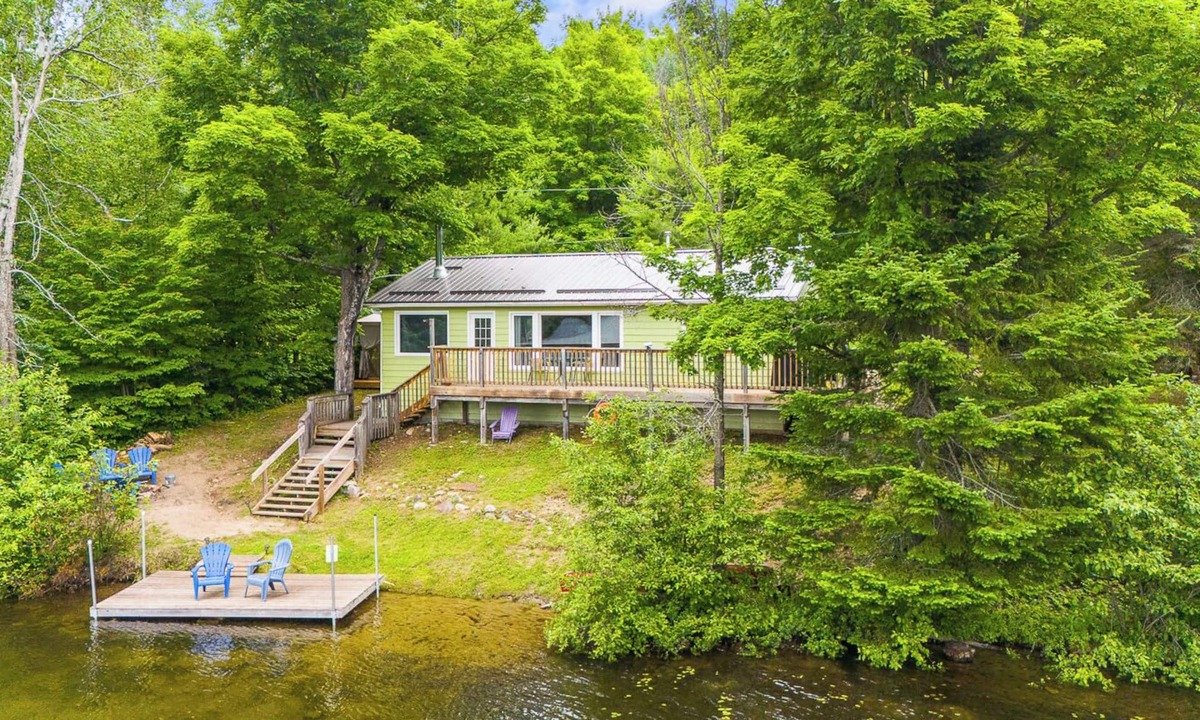 Harcourt Cottage | Lakefront 3 Bedroom Cottage - sleeps 6