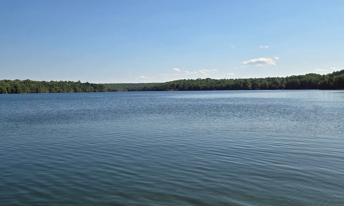 Admaston/Bromley House | Lakefront cabin and camper for 2 adults. Weekly rental Friday 4pm to Friday 11am