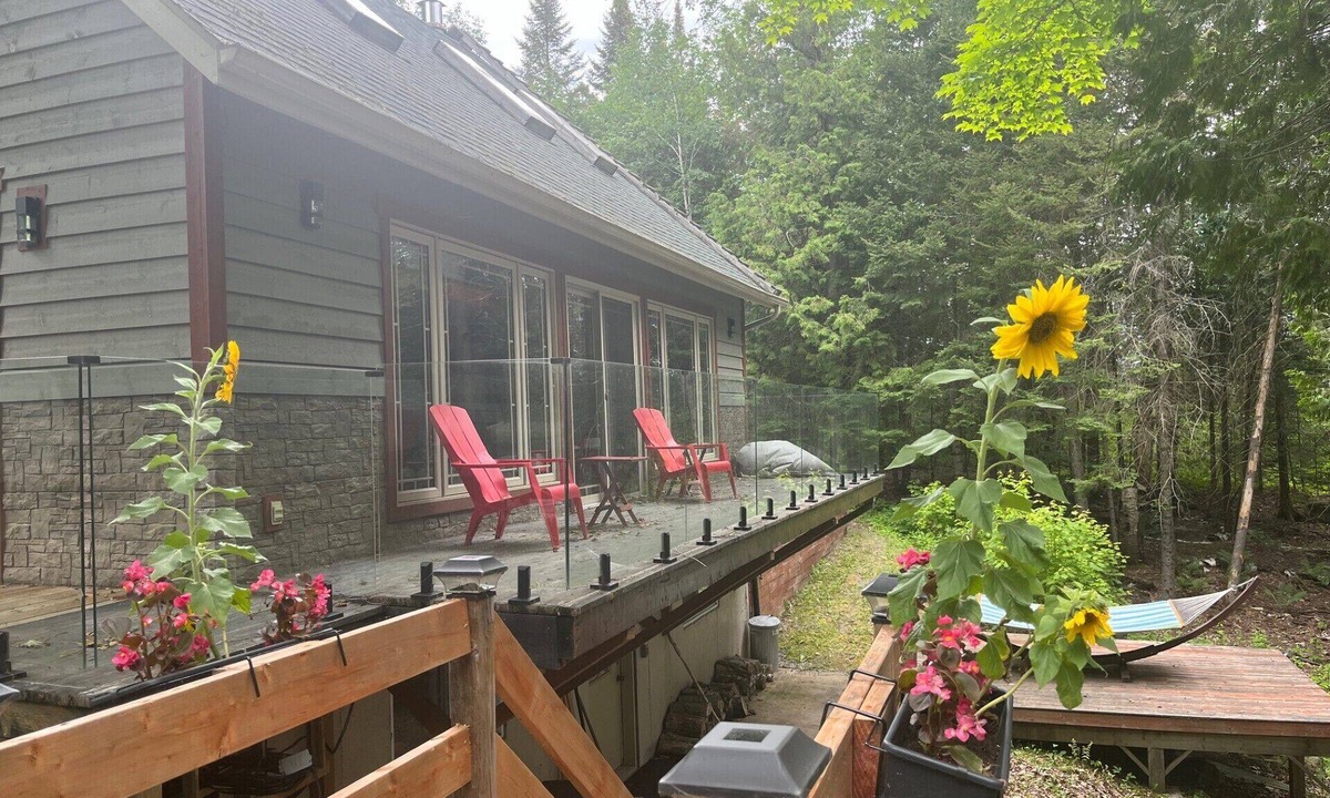 Mont-Laurier Cottage | Lakefront cottage located on a wooded and peaceful lot