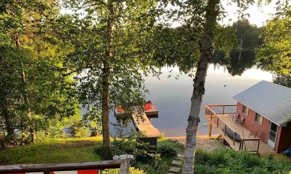 Ahmic Harbour Cottage | Lakefront cottage getaway. Dock by day, fire by night!