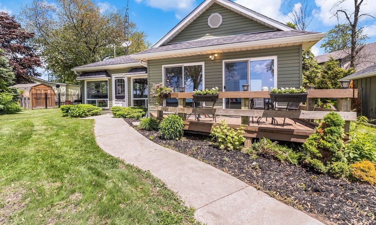 Dunnville Cottage | Lakefront Cottage on Private Beach