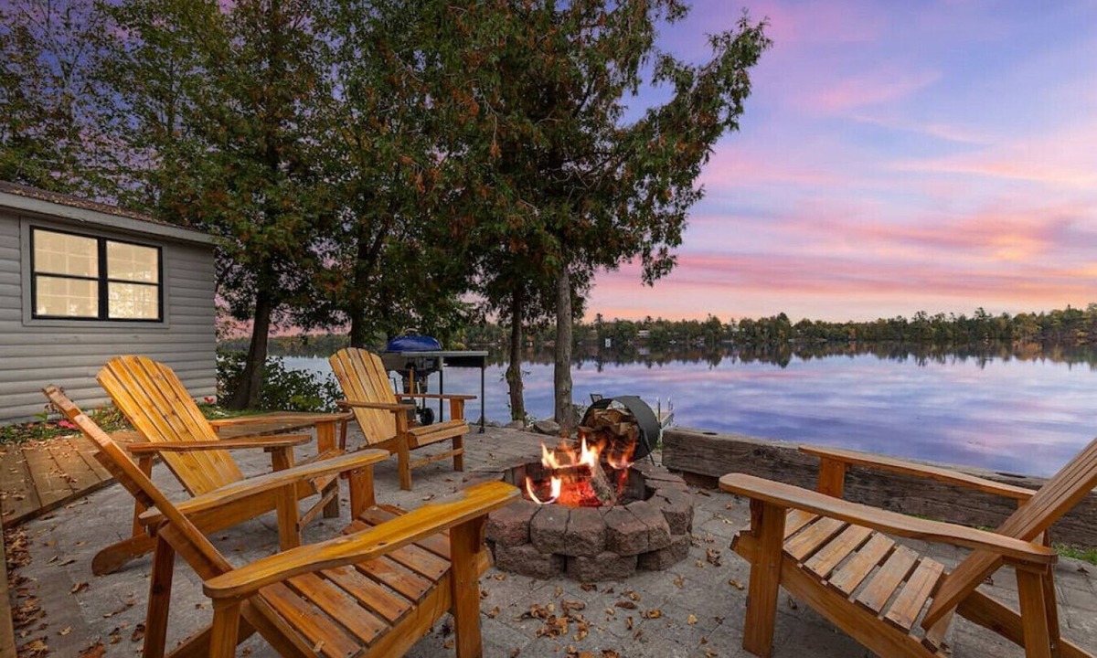 Erinsville Cottage | Lakefront cottage with Fireplace Sauna Mini forest