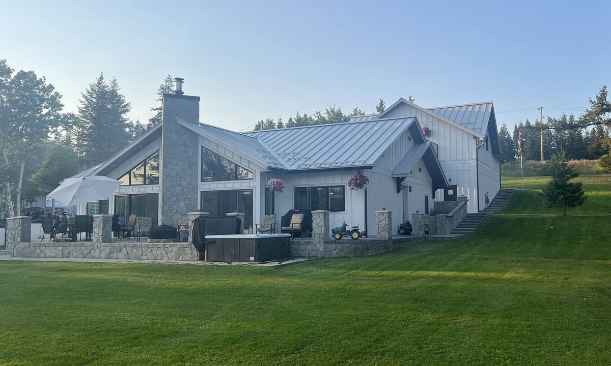 Lac La Hache Ski Chalet | Lakefront Luxury on Lac La Hache – 4BR, Sleeps 8+ Private Launch Dock & Hot Tub!