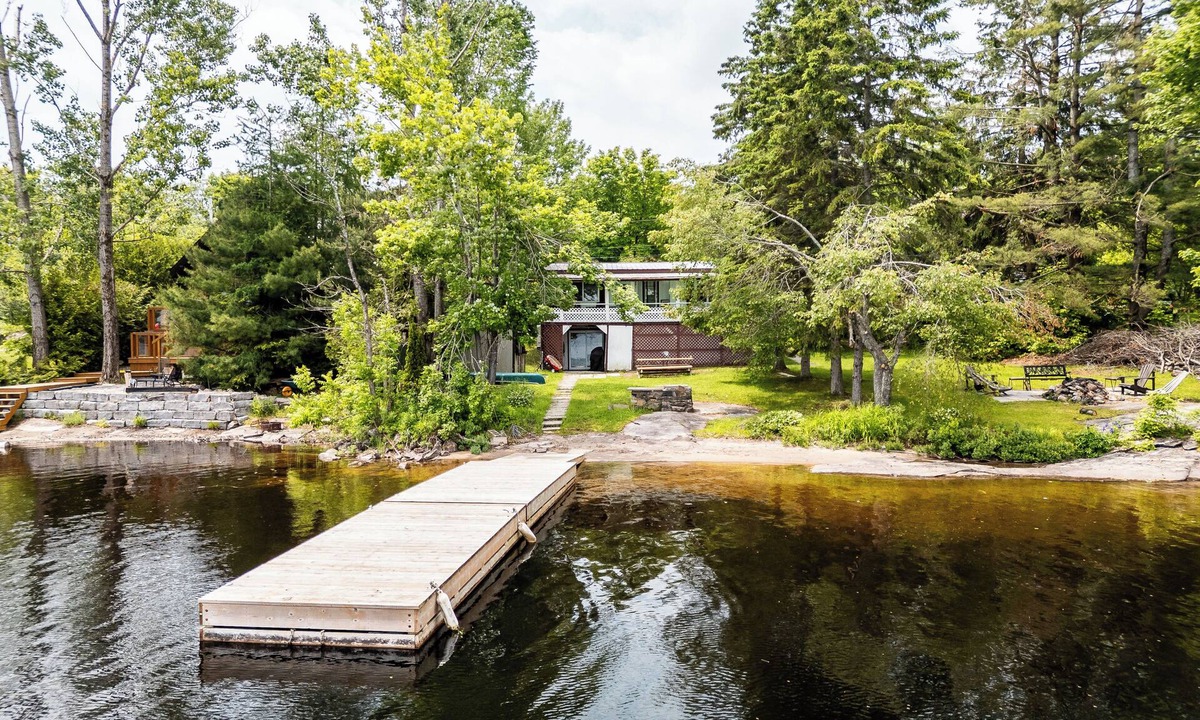 MacTier House | Lakefront Muskoka Retreat 4 Bedroom Cottage
