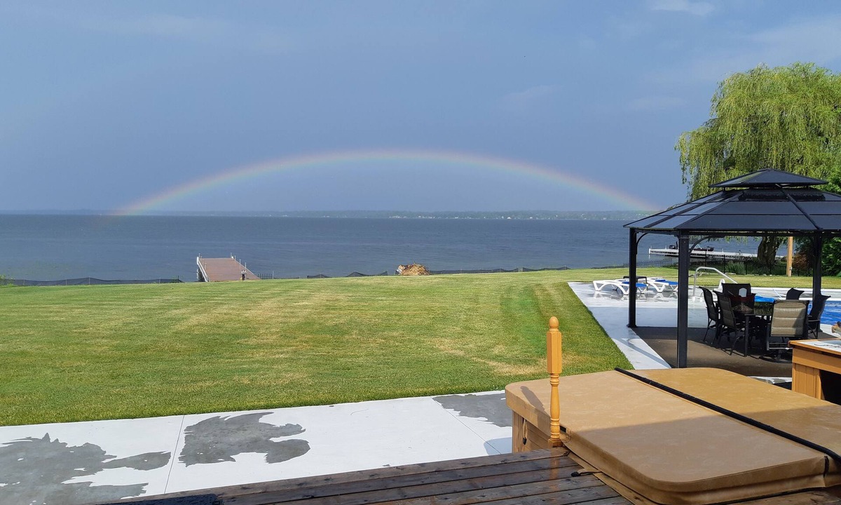 Scugog House | Lakefront with pool and hot tub