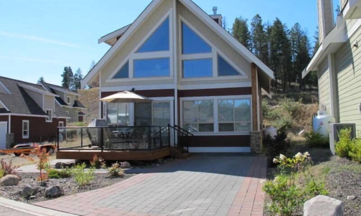 Central Okanagan Cottage | Lakeside cottage along La Casa Cottage Resort