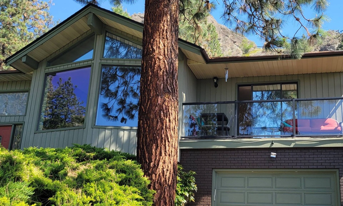 Central Okanagan House | Lakeview home, eight minutes drive to beach or downtown; quiet country setting