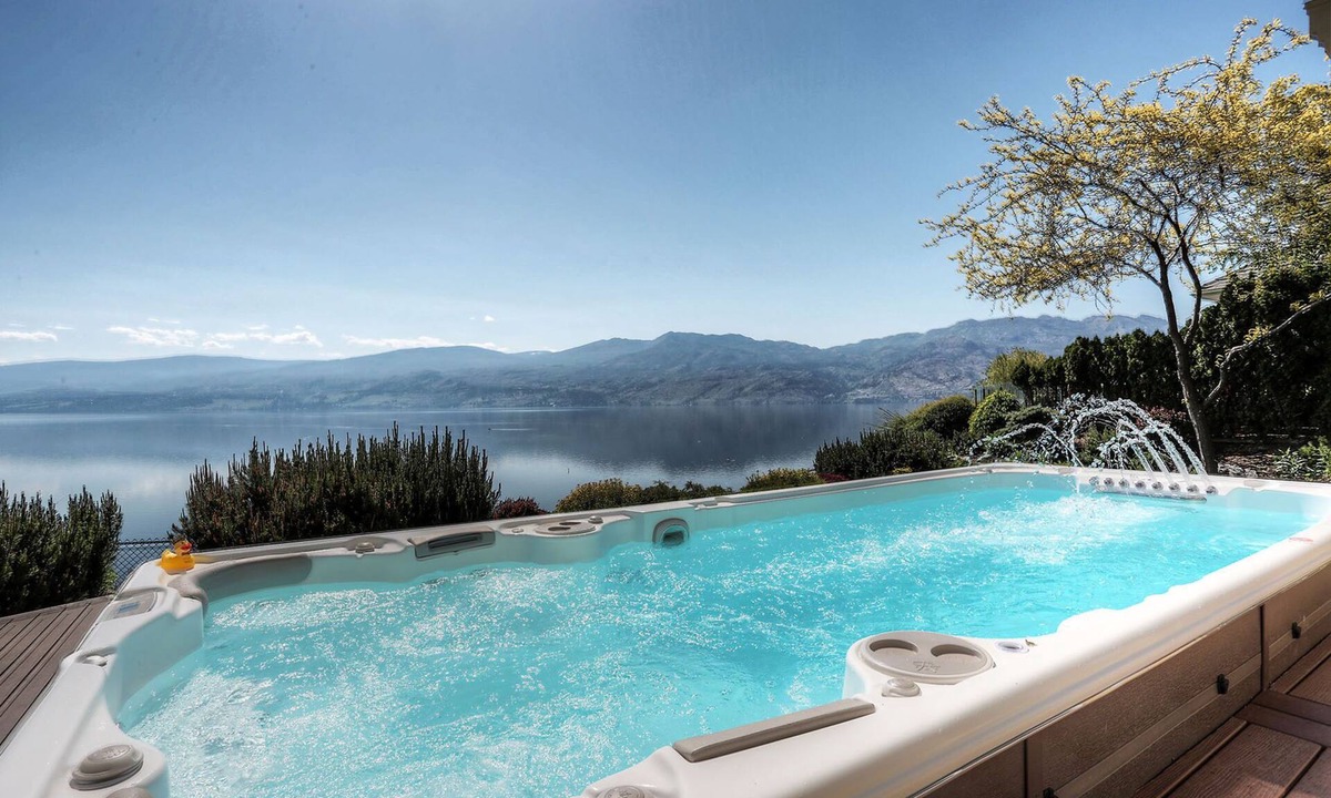 Westbank Villa | Lakeview, near beach with Heated Pool & Sauna