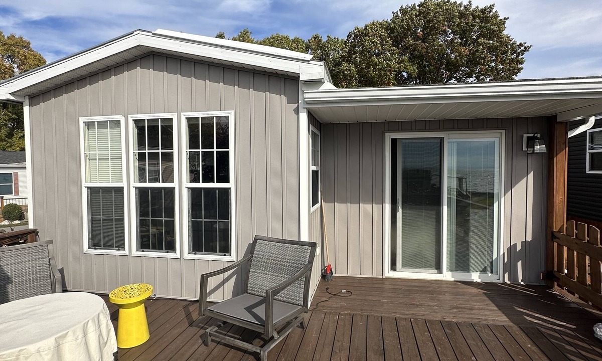 Sherkston RV Rental | Lakeview Sherkston Shores Cottage Sleeps 6 with Lifted Golf Cart