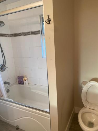 Richmond House | Large bedroom with private bathroom
