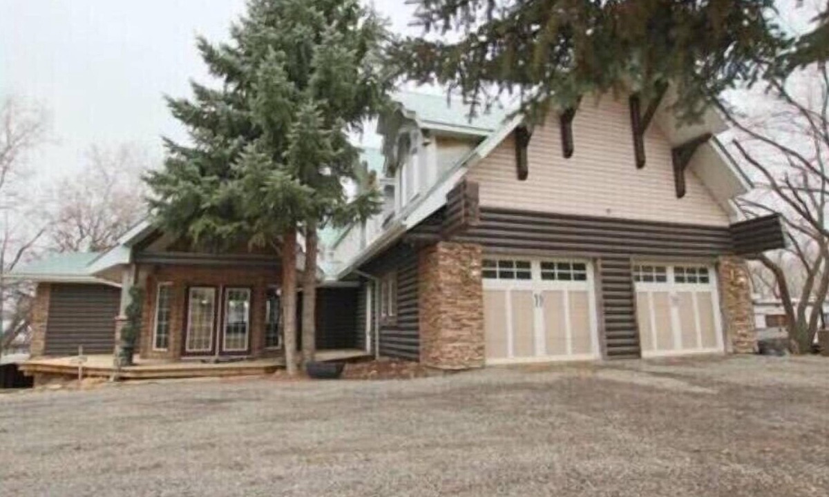 Melville Beach House | Large cabin at Crooked Lake. Perfect for large gatherings. Pet friendly.