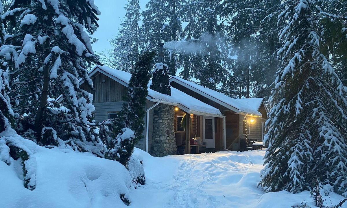Alberni-Clayoquot Cabin | Large cabin on rural farm. Private, relaxing, close to Stamp Falls Park.
