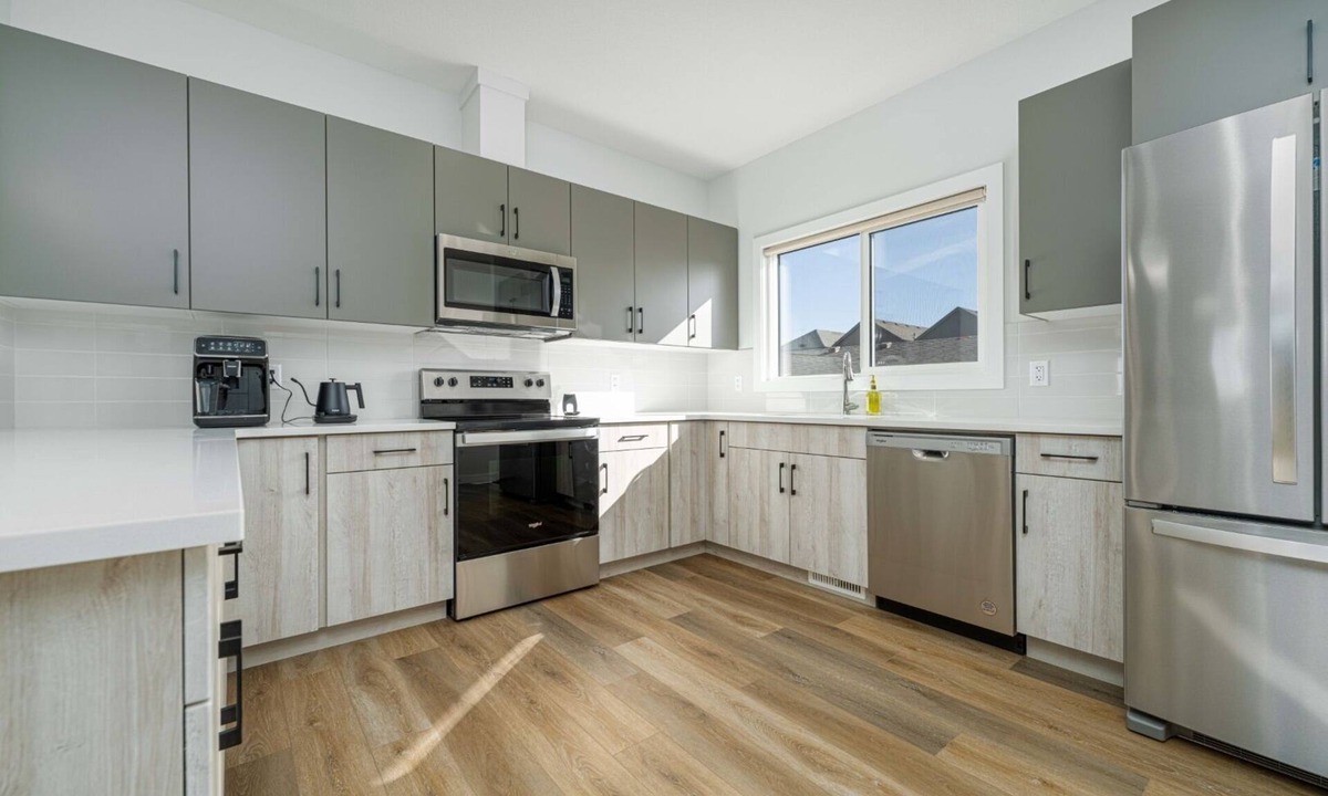 St. Albert House | Large family home in St Albert sleeps 10, EV rental available, 15min to WEM