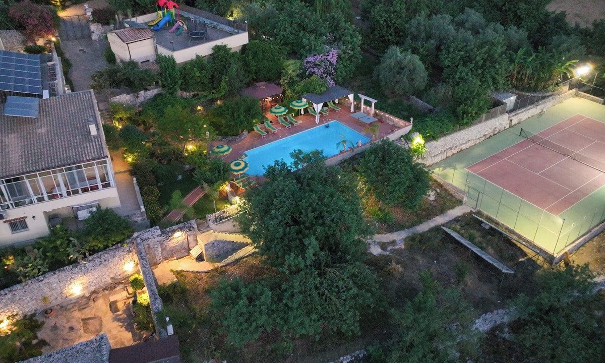 Casa Papa Villa | Large villa with solar htd pool,tennis court,jacuzzi hot tub,playground for kids