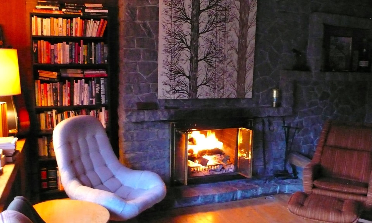 Hillcrest Mines House | Larkspur Lodge - Historical Home in Hillcrest Mines-Crowsnest Pass Alberta