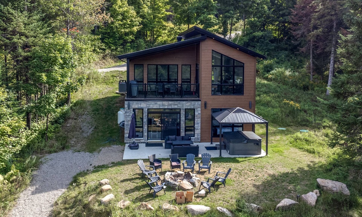 Sainte-Beatrix Ski Chalet | Le Distingué, waterfront