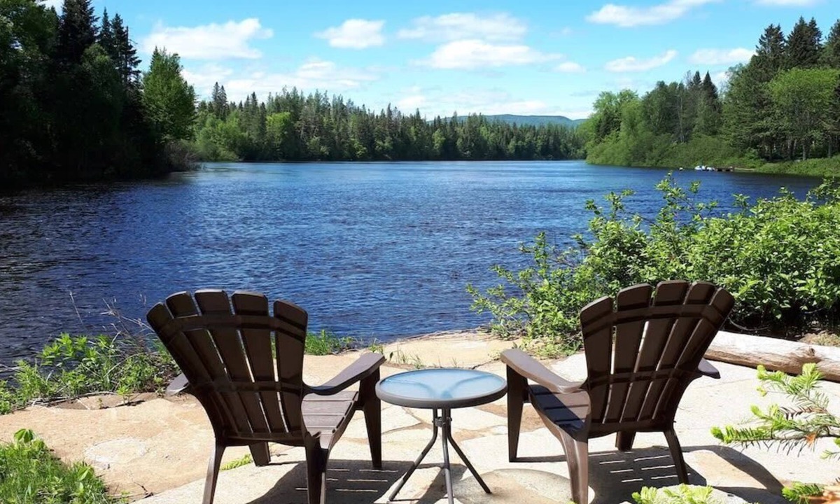 Shannon Ski Chalet | Le Grand Heron - Waterfront Cabin with Spa