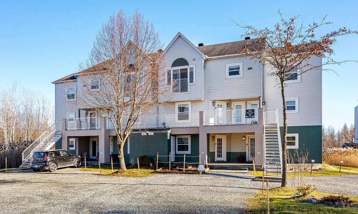 Magog Apartment | Le Moment, profitez du calme de l'eau et des montagnes.