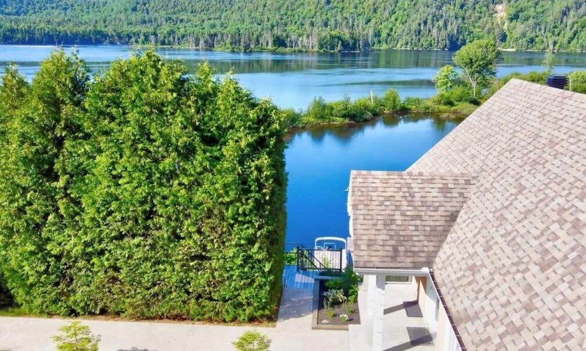Mauricie Ski Chalet | Le Repère, navigable river, spa, and ski