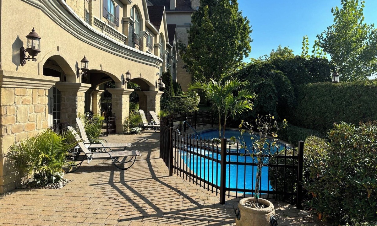 Laval Hotel | Le St-Martin Hotel & Suites Laval