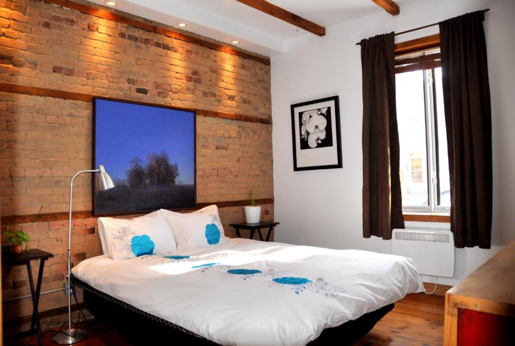 Pointe-Saint-Charles Apartment | Le Tierra del Fuego by HomeInMontreal