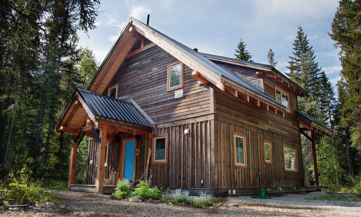 Columbia Valley Cabin | Leave your cares behind and come adventure in the Rocky Mountains. Book today!