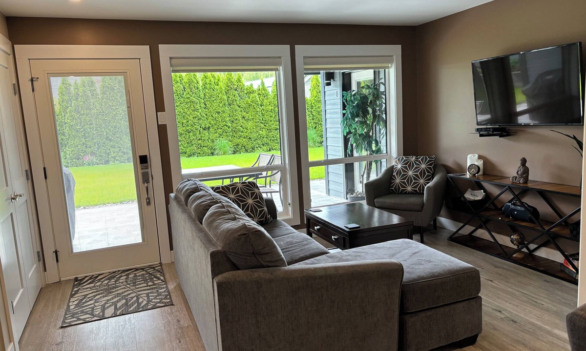 Okanagan-Similkameen House | Legal 2 bedroom suite conforms to the new 2024 Short Term Rental Regulations.