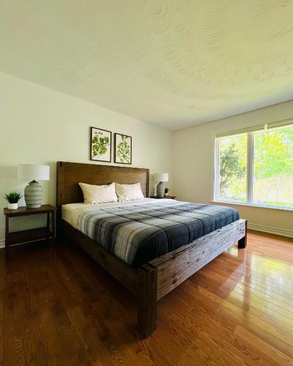 Barrie House | Letitia Heights !G Stylish and Spacious Private Bedroom with Shared Bathroom