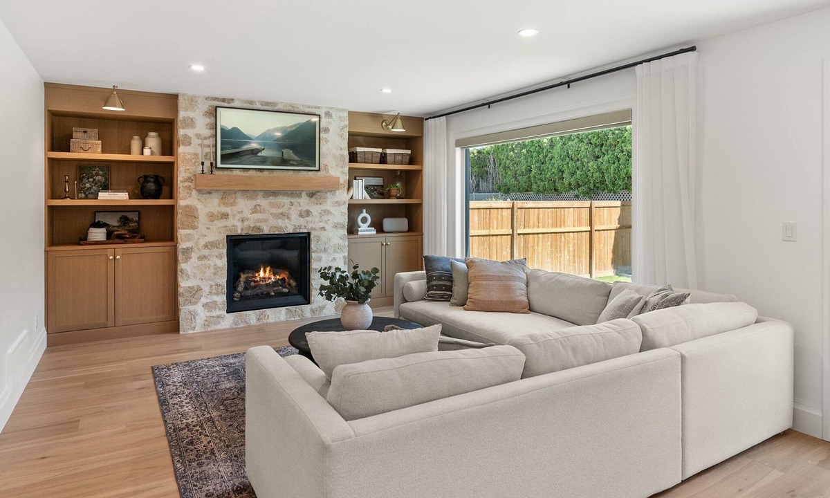 Central Okanagan House | Licensed - Luxury 3 Bed, 3 Ensuite Farmhouse - 2 min walk to the beach