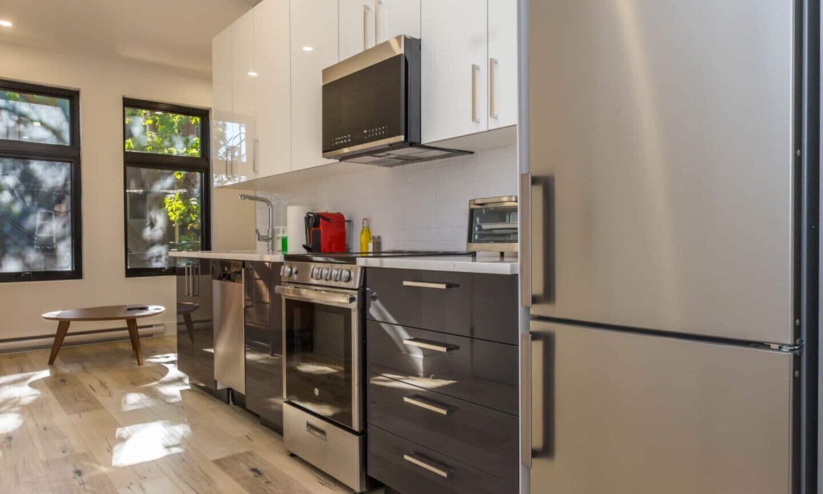 Mile End Condo | Loft Du Parc Lahai - Mile End - Viewful Studio Apt 203